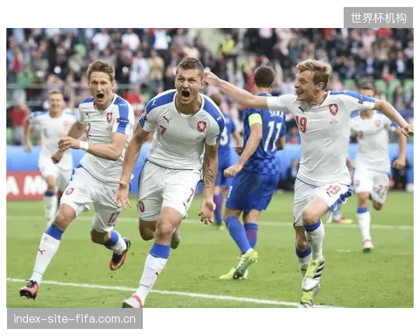捷克队的4-2-3-1阵型为定位球防守提供了中场厚度与保护。
